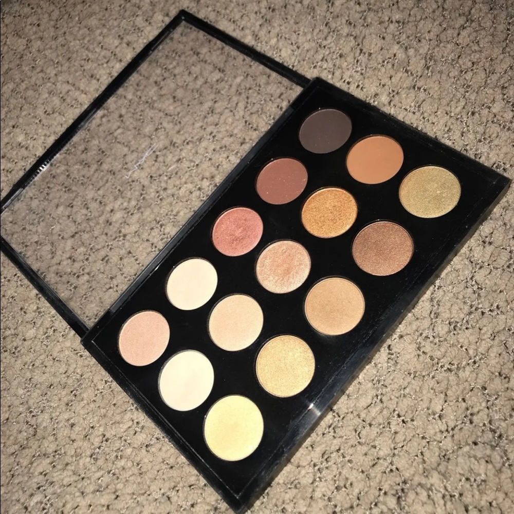 ALREADY SOLD. Mac eyeshadow palette